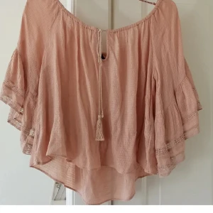 Volangtopp  - Beige volangtopp från Zara 