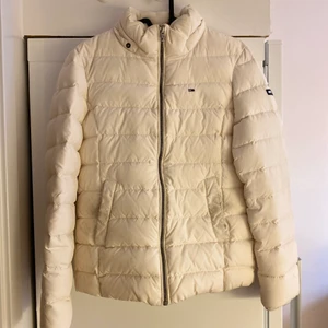 Tommy Hilfiger jacka  - Säljer min Tommy Hilfiger jacka! Är i begagnat skick, luvan saknas tyvärr & har obehandlade mörkare fläckar (se bild 2 & 3), går troligtvis bort i tvätt, men aldrig provat! Är i storlek XS! Tar även bud! 