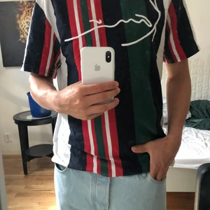 T-shirt i julklappspresent, size medium - T-shirt i julklapp för 300, säljer för 100kr!