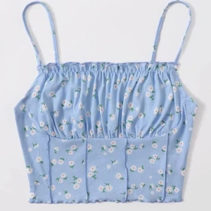 Blå topp - Blå topp från SHEIN som jag ej har använt ( obs den är blå tredre bilden visar bara hur den sitter på) 🥰