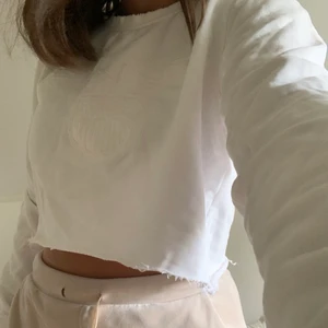 Gant croptop - Säljer denna gant tröja som jag klippt om till croptop samt ”slitit” upp kragen och ärmar för en mer vintage look. I storlek S. Men passar både xs, s och m. Köparen står för frakten. 🥰🌟