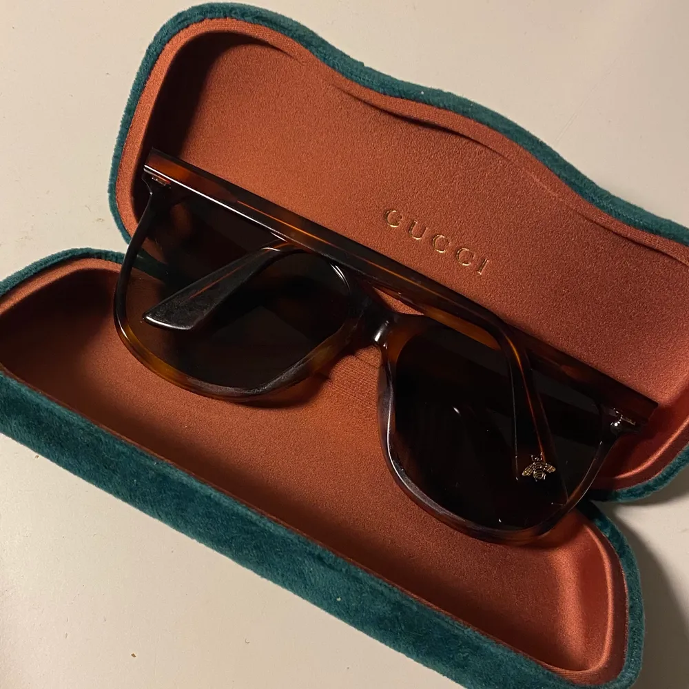 säljer nu mina Gucci solglasögon, köpte dom för 2300kr. Dom är knappast använda så väldigt fin kvalite . Övrigt.