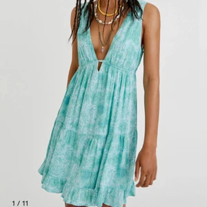 Turkos klänning - Säljer denna klänning som är helt slutsåld på Zalando. Så himla fin men tyvärr lite för liten för mig. Kan frakta eller mötas i Stockholm. Buda från 200🌸  ALDRIG ANVÄND