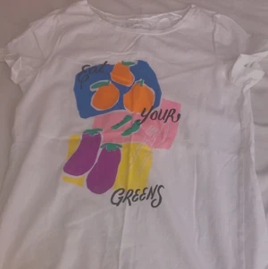 T-shirt  - Den har används några gånger men är i fint skick. Jag har XS och den passar bra på mig men inte riktigt min stil.