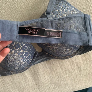Victoria’s secret BH  - Säljer en BH från Victoria’s secret eftersom den inte kommit till användning då jag råkade köpa den i fel storlek. Den är i bra skick och är därför jag väljer att sälja den. Köptes för 600kr på VS-butiken i Stockholm men säljer den med lågt pris då den inte passar mig i storleken💕💕