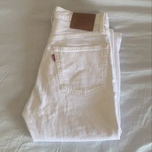 Levis 501 Crop Jeans W25 L26 - Vita Levis 501 Crop Jeans. Bra skick, användt typ 2 gånger. Nypris 1099kr. Säljer då dem är för små. Kontakta gärna vid frågor!!😇