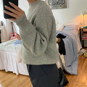 Grå stickad  - Superfin grå stickad tröja som sitter lite oversized 