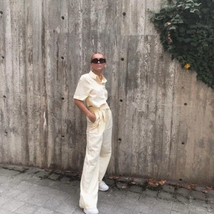 Ivy-Revel Sett - Drömmigt gult sett från ivy-revel med croppad skjorta och vida kostymbyxor som passar till vardag och till fest för en unik look🌼 använd fåtalet gånger så i fint skick, långa i benen och passar alla🌼 sista är min bild, skriv för fler