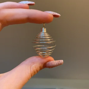 Smyckeshållare för kristaller! - En lite större smyckeshållare för kristaller! Man lägger kristallen inne i hållaren för att hänga på ex. En kedja och bära med sig kristallen hela dagen!