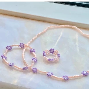 Handgjorda pärlsmycken  - Handgjorda pärlsmycken i blommönster, går att specialbeställa i önskad färg (se sista bilden)  Ring 25 kr, armband 35 kr, halsband 50 kr. Paketpris 100 kr. Skicka iväg ett meddelande, vid önskemål. 