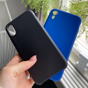 Holdit skal - Säljer mitt blå holdit skal och ett vanligt plane svart skal till iPhone xr. Kan säljas separat eller som ett paketpris, tveka inte att höra av dig vid fundering😌