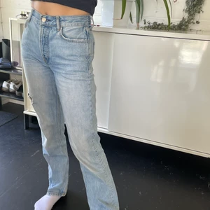 Gina tricot jeans  - Väl använda jeans från Gina tricot, med knapp gylf som passar både 34 & 36 🤎