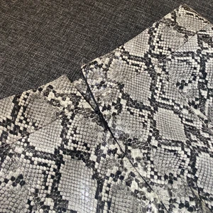 Kjol från Linn Ahlborgs kollektion  - Säljer denna kjol i snake mönster, storlek 34! Den är från Linn Ahlborgs kollektion med NAKD! Så fin men tyvärr för liten!🥰