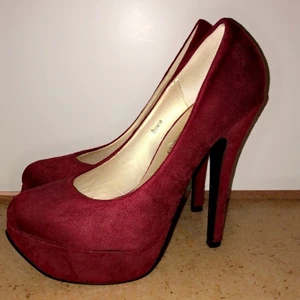 Klackar  - Ett par snygga klackar i storlek 36. Knappt använda. 