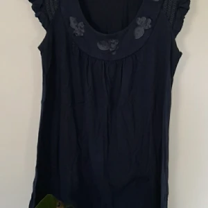 Body flirt top M - En fin typ med blommor som detaljer. Säljer för de kommer till ingen användning.