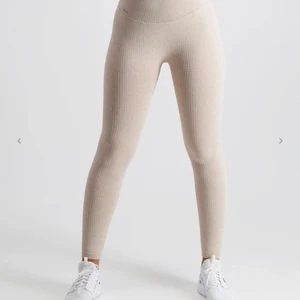 Aimn  - Super snygga tights som är använda 1 gång. Väldigt stretchiga och så sköna!