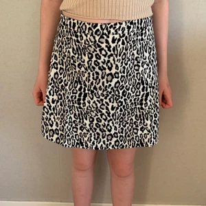 Leopard kjol - Kjol i leopard-print från NA-KD. Stolek XS/S. Nyskick utan defekter. Köpare betalar för frakt