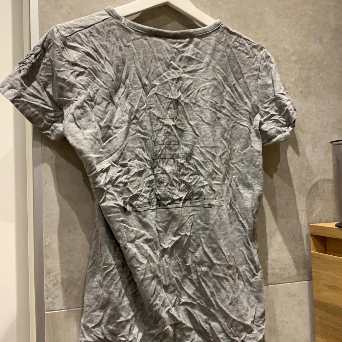 Tröja med tryck på ryggen  - 91