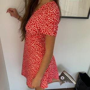 Röd klänning - Jättefin röd klänning ifrån chiquelle i strl XS 🤎