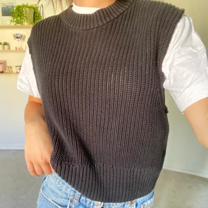 Stickad väst - Säljer en svart stickad väst, köpt på monki men har klippt av ärmarna själv. Storlek S men passar även XS. Kan mötas i Gävle eller fraktas, köparen betalar då frakten🥰