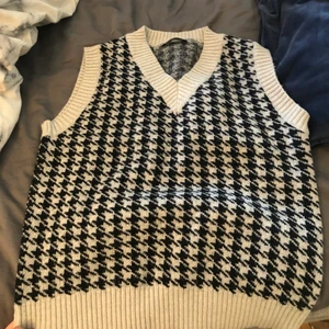 Väst - Säljer min fina väst ifrån Shein! Använd få tal gånger. Fin skick🖤🤍