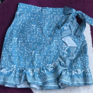 Helt ny kjol ifrån Shein - Aldrig kommit till användning synd för den e så himla vacker nu inför sommarn, köpt ifrån shein för nån vecka sen:) 