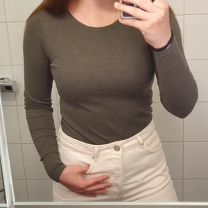 Tröja, storlek S/M - Bra skick, inga håll eller skador, det står att den är i storlek M men passar bättre som S