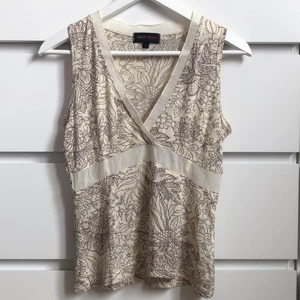 Linne - Jätte gulligt sandfärgat linne med bruna detaljer. Y2K vibes, passar perfekt till utsvängda jeans. Jättefin passform, den är lite för stor för mig som vanligtvis har xs. I nyskick! (Köpare väljer frakt) 