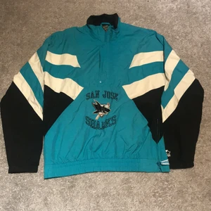 Vintage NHL Jacka - En vintage Starterjacka med San Jose Sharks tryck. Bra skick. Storlek L men sitter snyggt oversize på mig med S. Ganska tunnt material perfekt för sommarkvällar och höst/vår. 