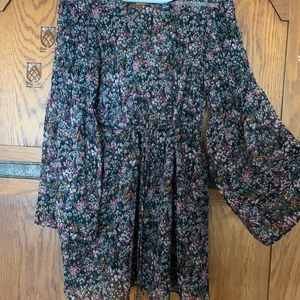 Superfin blommig klänning  - En halvgenomskinlig klänning från Zara som man kan ha över en bikini eller med en underklänning🥰 superfin men har inte kommit till användning då jag har fler liknande, skriv privat för fler bilder eller liknande💕