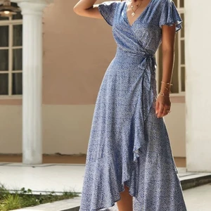 Klänning omlott, helt ny!  - Helt Ny och oanvänd klänning, med skärp i midjan. Säljer för jag har för många klänningar. Passar en 34-36. Mjuk tunn och flygig. 