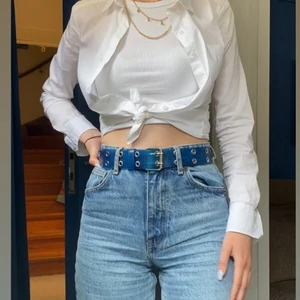 Blått ”genomskinligt” skärp  - Snyggt skärp med många hålor så det passar många. Skärpet är 96 långt. Det är en blå ”genomskinlig” färg. Jag har köpt det begagnat, men endast använt det en gång själv.🌸 det finns ett svart sträck i skärpet, men jag upplever inte att det syns när man har det på sig.