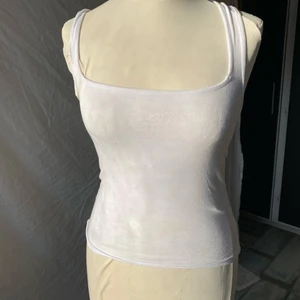 ASOS design vit linne med fyrkantig urringning!  - Plagget är oanvänt och har en enkel design. Den är liten i storleken och kan upplevas som genomskinlig i tyget. 50 kr + frakt! 