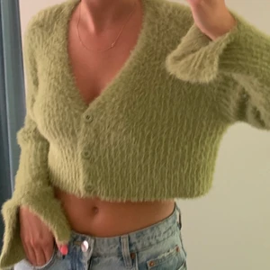 Grön kofta  - Grön somrig kofta, supermjuk och i jättebra skick! Frakt tillkommer