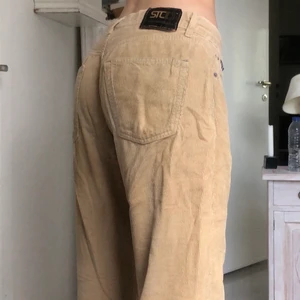 STC DNM jeans - Supersnygga jeans från Italien köpta från STC DNM. Storlek 33 L 32. Tror att de ursprungligen är menade för män men sitter bra på mig som kvinna också så skulle säga att de är unisex. Fråga ifall du undrar över något eller om du vill ha fler bilder. Köparen står för frakt. 🥰