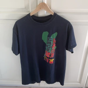 Travis Scott T-shirt - Tja! Säljer min t-shirt från Travis Scott store. Skicket är 10/10 dvs oanvänd. Den är från mcdonalds kollektionen och är därmed väldigt limiterad/svår att få tag på. Just denna färg på tröjan fick även vara med i Vogues artikel om Travis Scotts McDonalds kollektion. 