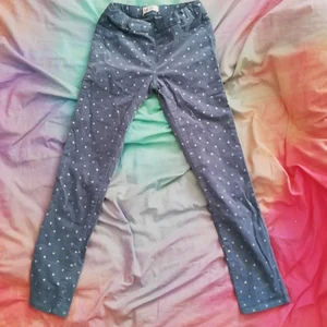 HM stjärn jeans 140 - Dessa underbart snygga jeansen med stjärnor på säljer min lilla syster därför att hon inte använder de och de är lite för små nu. Hon har aldrig använt de så de är precis som nya! 