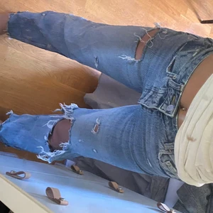 Baggy jeans - Jeans från Gina. Som är en kollektion från aninebing. Har använt det mycket och det har blivit alledsels för korta för mig och jag är 170. När jag köpte dom var jag 165-167 och det var för långa för mig så skulle säga att det passar 34-36 i den längden💕💕