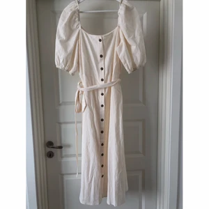 Bommulsklänning  - Långklänning/ankelklänning i bommul med knäppning + band från HM. Oanvänd! 