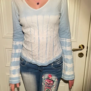 Långärmad ”batik” tröja - Syperfin bondelid tröja i ljusblått! Superskönt material och långa armar at ”drunkna” i! 