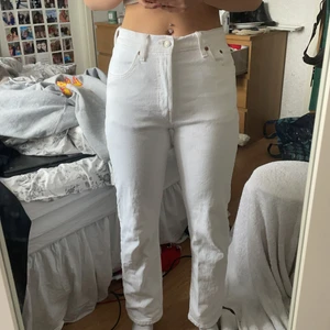 Levis 501 W25 L28 - Säljer mina helt oanvända Levis 501 ankellånga  då dom inte kommer till användning. Köpta för 1095kr säljer för 500kr + frakt/ kan mötas upp i Sundsvall 