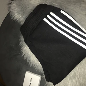 Adidas byxa  - Snygga adidas byxor som inte längre kommer till användning... Säljs för 100kr kan både frakta och mötas upp! ❤️🥰