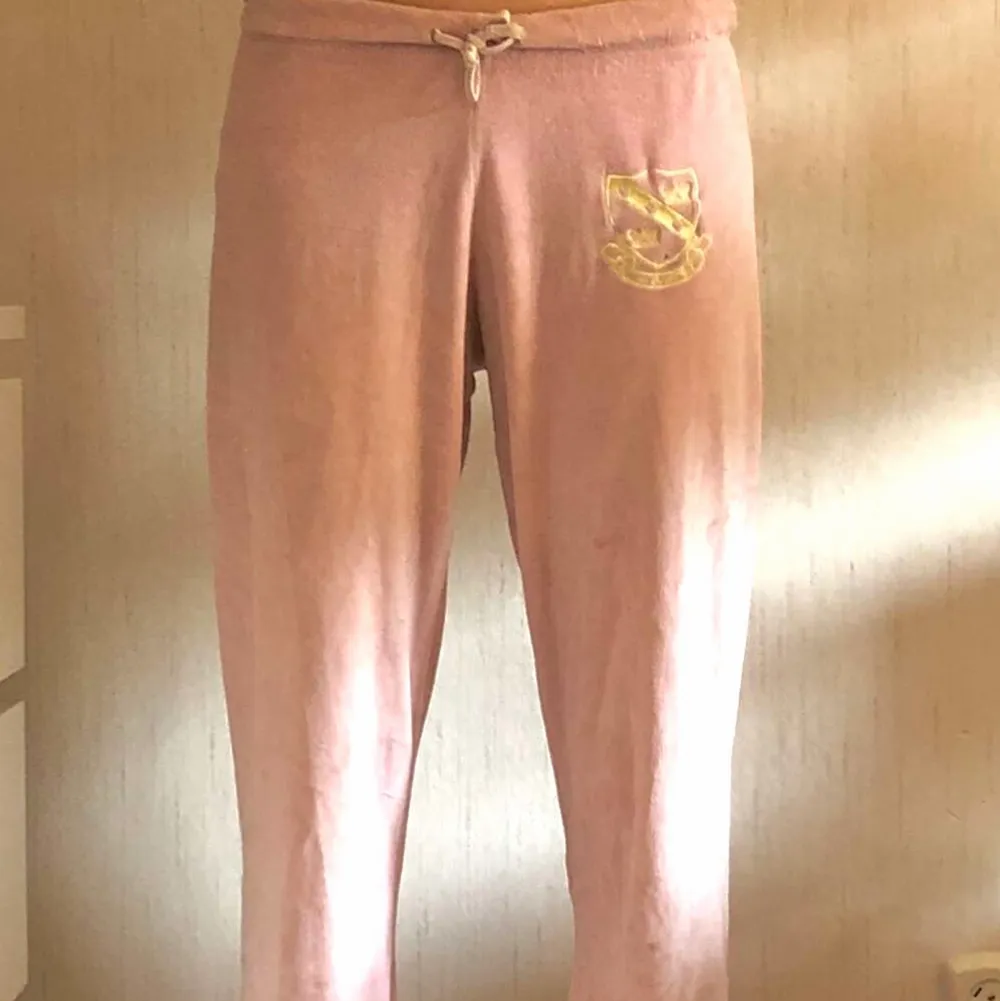Limited edition rosa juicy couture mjukis byxor i super bra skick och använda ett par fåtal gånger. Väldigt stretchiga och skulle säga att de passar nån i storlek xs-m. Frakt tillkommer och jag möts upp i Stockholm<3. Jeans & Byxor.