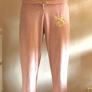 Juicy couture limited edition byxor - Limited edition rosa juicy couture mjukis byxor i super bra skick och använda ett par fåtal gånger. Väldigt stretchiga och skulle säga att de passar nån i storlek xs-m. Frakt tillkommer och jag möts upp i Stockholm<3