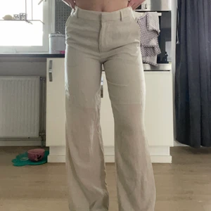 Linne byxor från Weekday - Storlek 36, nästan aldrig använda, köparen står för frakten 