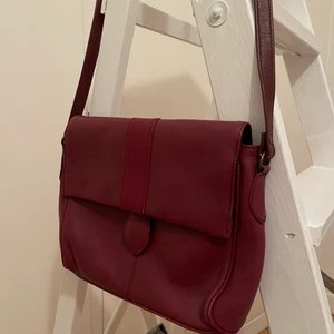 Röd handväska/axelremsväska  - Röd handväska med långt handtag. Använd sparsamt. Vid post tillkommer frakt.