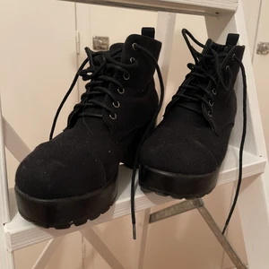 Svarta klackskor med snörning - Svarta klackskor med snörning och tjock klack. Passar perfekt för en lång kväll, utan att dö av ont i fötterna. Vid post tillkommer frakt.