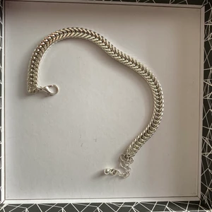 Kedja armband - Armbandskedja i silver (fake). 22 cm lång, går att reglera. Hör av er vid intresse!🦋 Frakt ingår i pris.