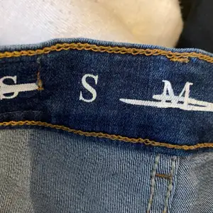 Oanvända bootcat jeans från bikbok, extremt fina och mjuka i materialet, storlek S.