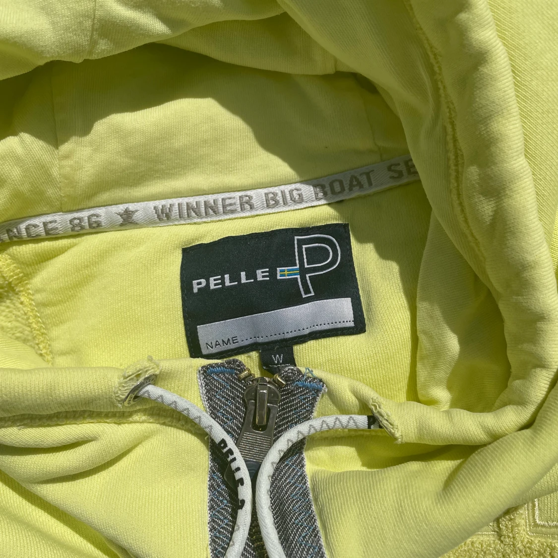 Ljus gul huvtröja  - 91